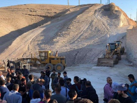الاحتلال يقتحم "الخان الأحمر" ويُجرف شوارع بمحيطه