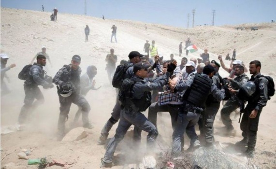 الاحتلال يعتدي على المعتصمين في الخان الاحمر ويفرض طوقاً عسكرياً