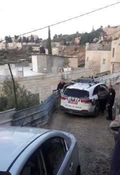 اقتحام منزل منفذ عملية الطعن بالقدس واعتقال والدته
