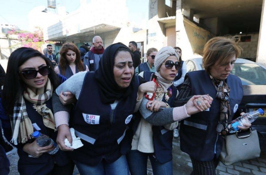بالصور..إصابة صحفيين بقمع الاحتلال مسيرةً لهم قرب قلنديا
