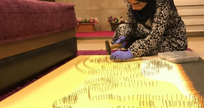 بالمسامير والخيطان الملوّنة.. الشابة الفلسطينية "ريمان" ترسم لوحاتها