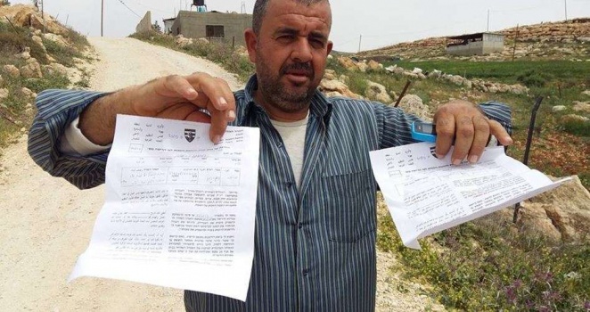 الاحتلال يخطر 20 متجرًا بالهدم في مخيم شعفاط شمال القدس