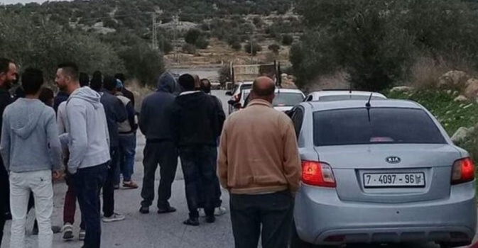 إغلاق مداخل قرية دير أبو مشعل