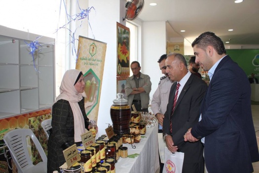 بالصور..نائب محافظ جنين يتفقد معرض غذاؤنا 2018