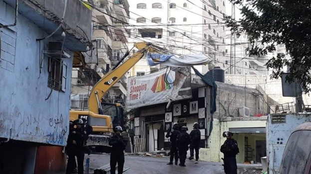 جرافات الاحتلال تشرع بهدم متاجر بمخيم شعفاط وسط القدس