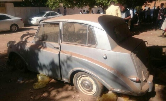 صورة سيارة أول امرأة تحصل على رخصة قيادة في السودان