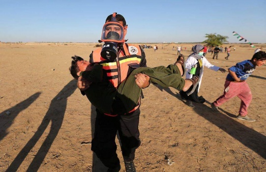 بالصور..32 إصابة بقمع الاحتلال المتظاهرين شرق القطاع