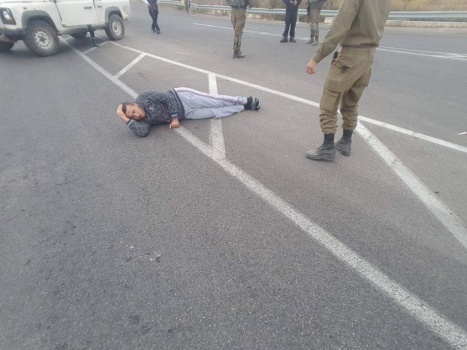 الاحتلال يصيب مواطنا بزعم محاولته تنفيذ عملية طعن بالخليل