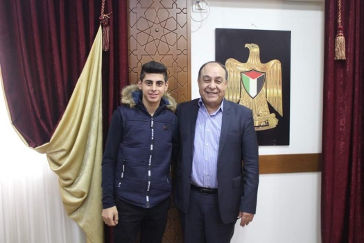بالصور..محافظ جنين يهنئ بطل فلسطين في مسابقة تحدي القراءة