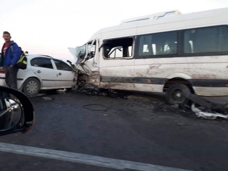 بالصور...مصرع شاب واصابة 21 اخرين في حادث سير  جنوب الخليل