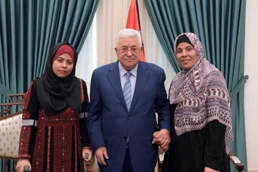 الرئيس يستقبل الصحفية الجريحة دعاء زعرب ويصدر تعليماته بالتكفل بعلاجها