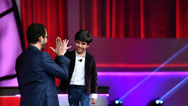 مشهد تمثيلي طريف بين الطفل محمد الحربي وأحمد حلمي (فيديو)