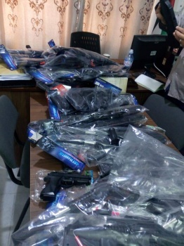 بالصور..ضبط بواريد بلاستيكية ممنوعة من التداول واعشاب صينية منتهية الصلاحية في جنين