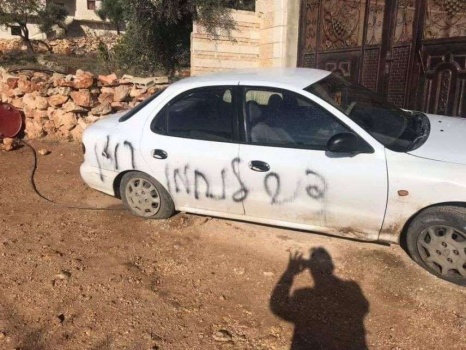 بالصور..مستوطنون يعطبون إطارات مركبات ويخطون عبارات عنصرية شمال رام الله