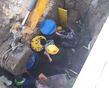 جنين: طواقم الدفاع المدني تنقذ عامل سقط بحفرة امتصاص