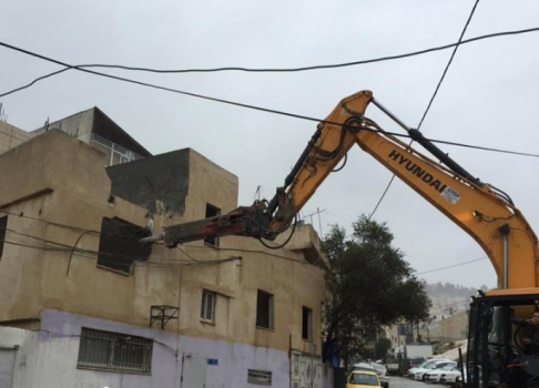 الاحتلال يجبر عائلة مقدسية على هدم منزليها في سلوان