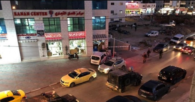 (فيديو) قوات الاحتلال تقتحم مدينة البيرة وتصادر كاميرات مراقبة