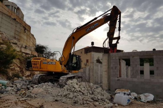 عريس فلسطيني يهدم منزله تفاديا للغرامات التي يفرضها الإحتلال