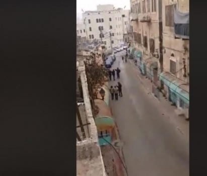 مستوطنون يهددون مواطنا بالقتل في الخليل