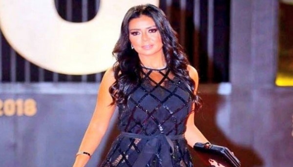 فيديو.. رانيا يوسف عن فستانها: "العيب على الناس اللي صورتني من ورا"