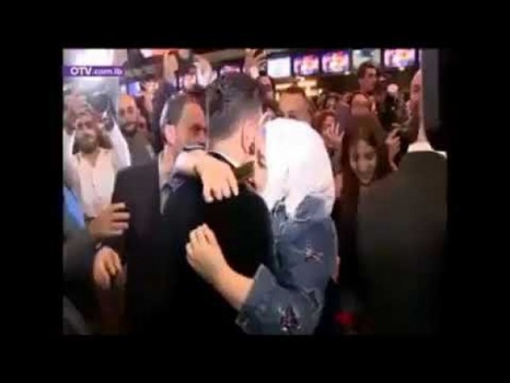 فيديو: محجبة تحتضن الفنان اللبناني "زياد برجي" بشكل هستيري