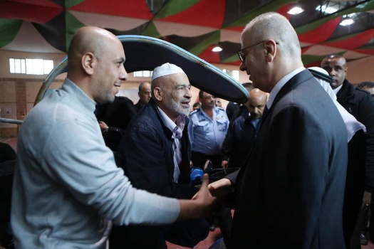 بالصور...الحمد الله يقدم واجب العزاء بالشهيد حبالي في مخيم طولكرم