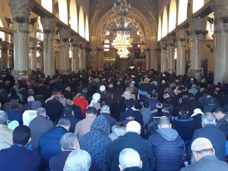 25 ألفاً يؤدون الجمعة برحاب "الأقصى" رغم اجراءات الاحتلال المشددة في القدس