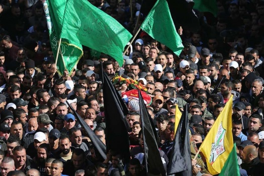 صور..ألاف المواطنين يشيعون الشهيد نخلة في مخيم الجلزون شمال رام الله