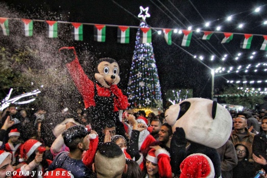 بالصور..إضاءة شجرة الميلاد في الزبابدة جنوب جنين