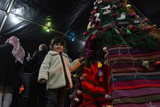 بالصور..إضاءة شجرة الميلاد في الخان الأحمر