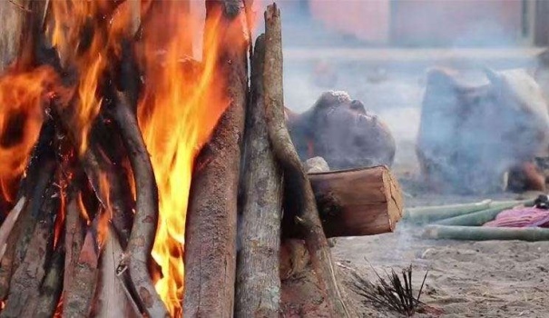 هندية عادت إلى بيتها بعد حرق جثتها بـ 4 أيام!