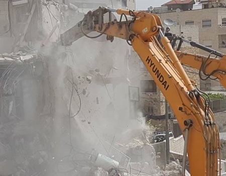 الاحتلال يهدم موقفا خاصا بأحد المنازل في بيت حنينا