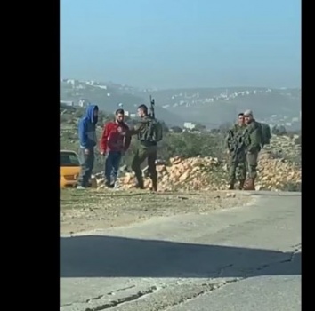 شاهد- الجنود ينكّلون بشبان على مدخل سلواد