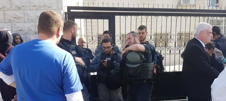 (صور) جنود الاحتلال يقتحمون مستشفى المقاصد