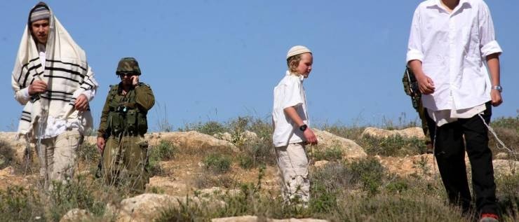 فيديو| إصابة 20 مواطناً.. مستوطنون يغيرون على 'المغير' والاهالي يستغيثون