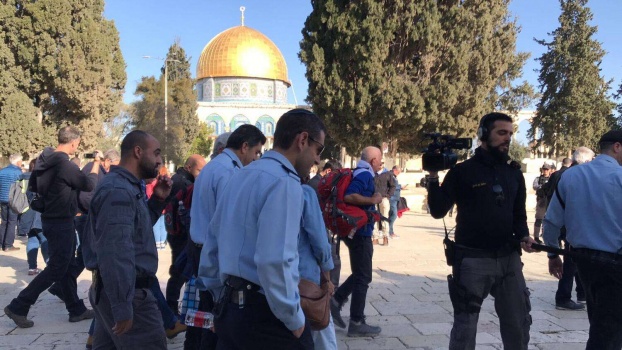 قائد شرطة الاحتلال بالقدس يقتحم باحات الأقصى
