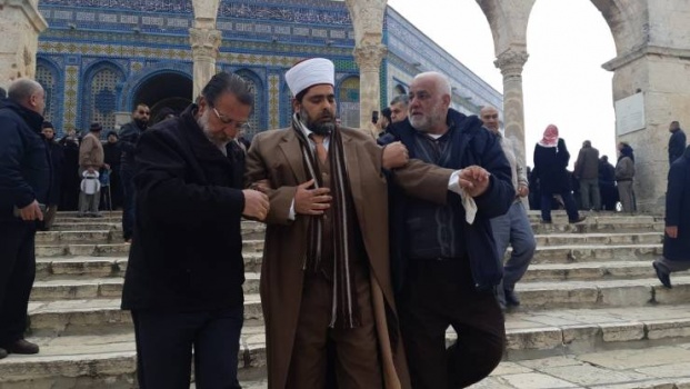 الاحتلال يعتدي بالضرب على مدير المسجد الأقصى