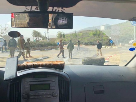مستوطنون يهاجمون المركبات قرب حاجز حوارة