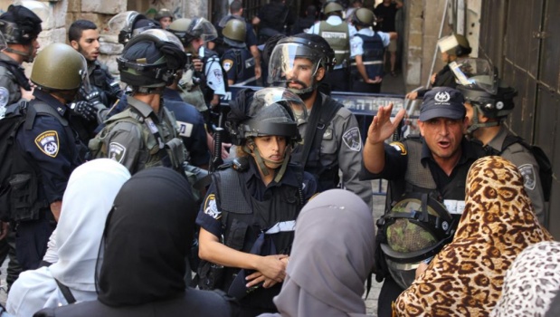 السجن 14 شهراً لجنديين إسرائيليين تحرشا بسيدة وسرقا أموالا على حاجز قنلديا