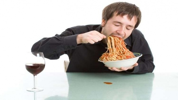 أنت تقتل نفسك.. تعرف على مخاطر الأكل السريع