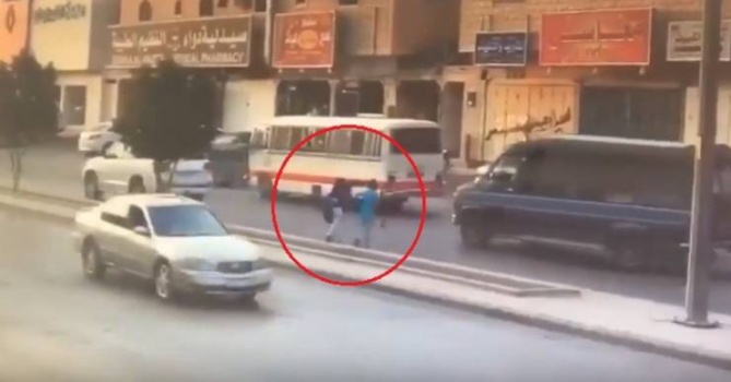 فيديو| ماذا فعل سائق دهس طفلاً أمام عينيّ والدته وقذفه عدّة أمتار؟؟