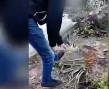 وثّق نفسه وهو يحفر قبرا لاخته القاصر