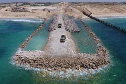 الاحتلال يستكمل بناء العائق البحري شمال غزة