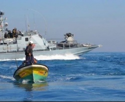 احتراق قارب صيد واعتقال صيادين ببحر غزة