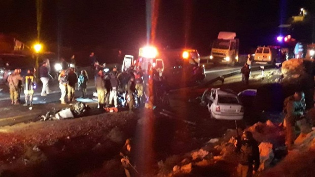 صور..مصرع شخصين واصابة ٣ اخرين بجروح بحادث سير جنوب الخليل