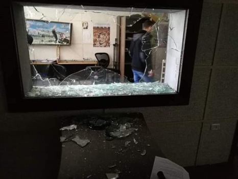 بالصور..ملثمون يقتحمون مقر تلفزيون فلسطين بغزة ويحدثون خرابا فيه