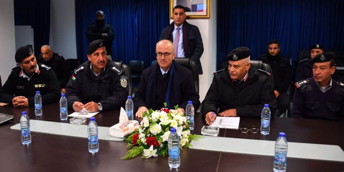 بالصور..الحمد الله يتفقد غرفة العمليات المركزية للدفاع المدني في رام الله