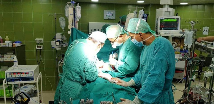 بعد توقف قلبه17 مره..الطواقم الطبية بمستشفى الرازي تنقذ حياة مريض من مخيم جنين