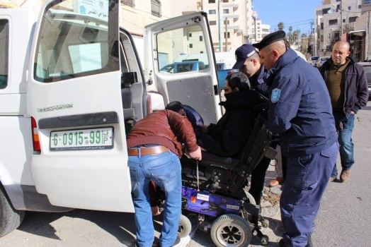 الشرطة تلبي طلب مواطن من ذوي الاحتياجات الخاصة