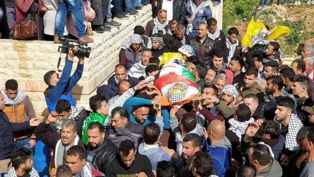 رام الله: آلاف المواطنين يشيعون شهيد الدفاع عن المغير (صور)